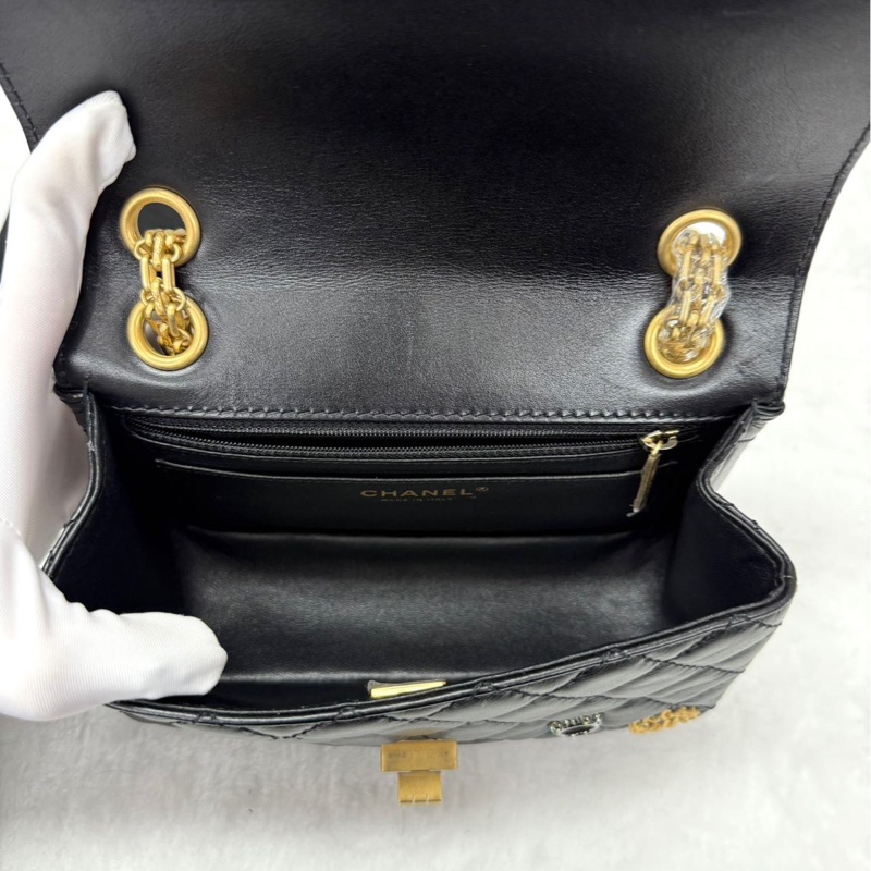 CHANEL香奈兒 22p 2.55 黑金 大mini 圓環 徽章 芯片款-8