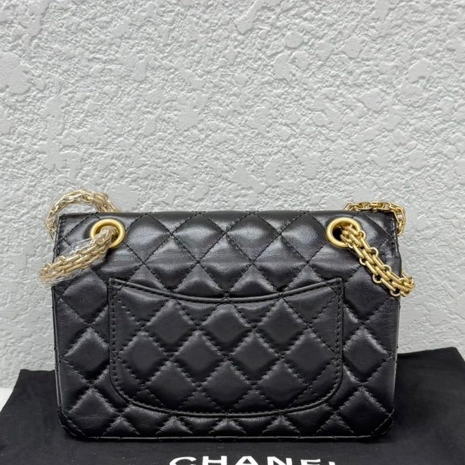CHANEL香奈兒 22p 2.55 黑金 大mini 圓環 徽章 芯片款-10