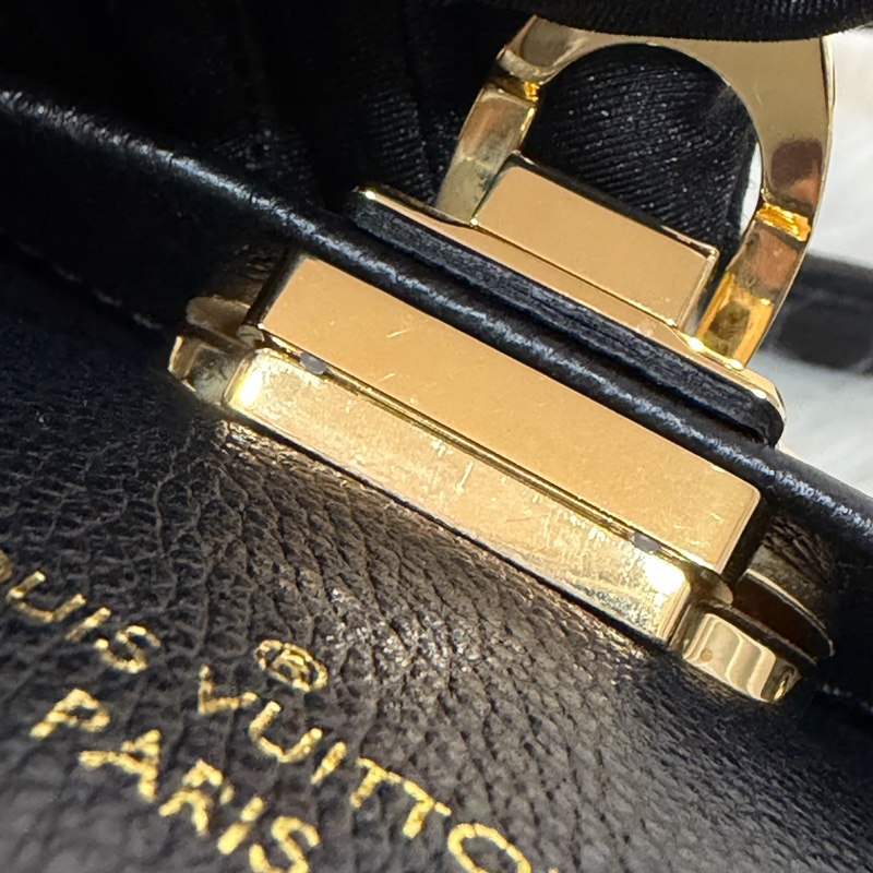 LV M44550 黑皮 壓紋 金釦 Vavin BB 肩背包 斜背包-14