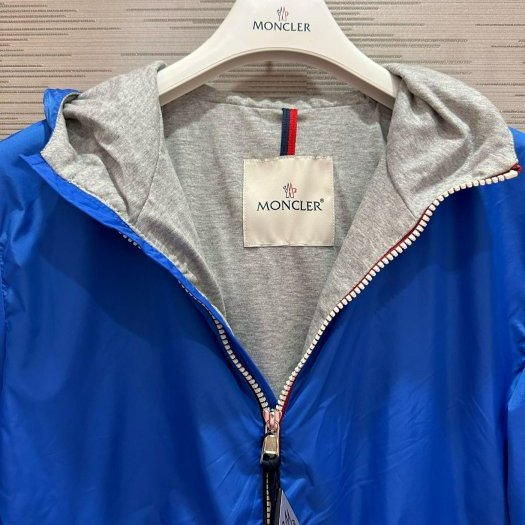 💎Han's house精品服飾💎moncler Urville 防水 尼龍 風衣 連帽 外套 藍 現貨 青年款-3