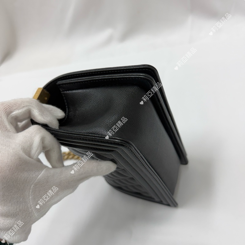 莉亞精品♡Chanel Boy20黑金荔枝牛 二手美包-9