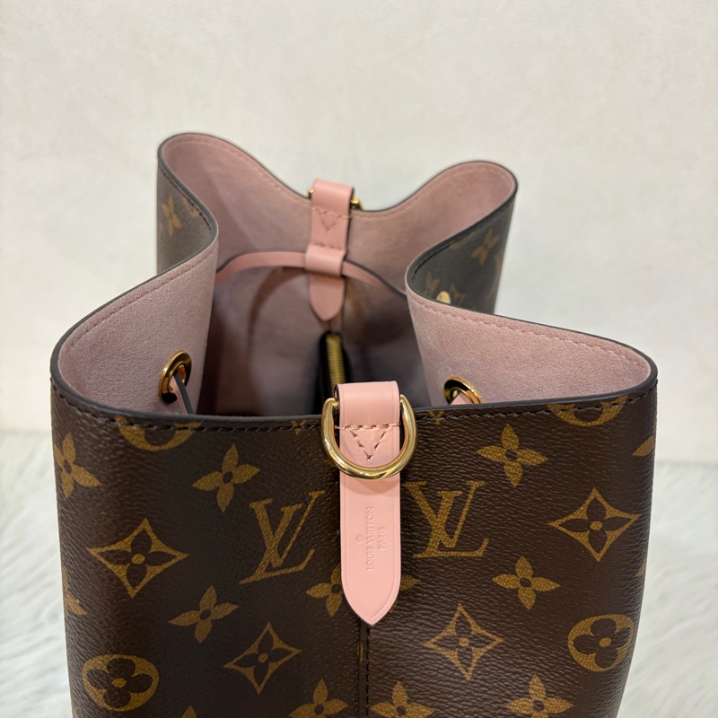 LV M44022 Neo noe 原花 老花 字紋 粉 紅 肩背包 水桶包 香檳包 束口包-26