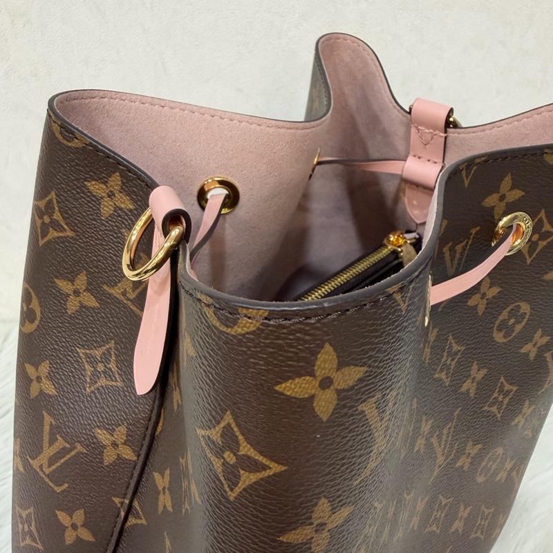 LV M44022 Neo noe 原花 老花 字紋 粉 紅 肩背包 水桶包 香檳包 束口包-30