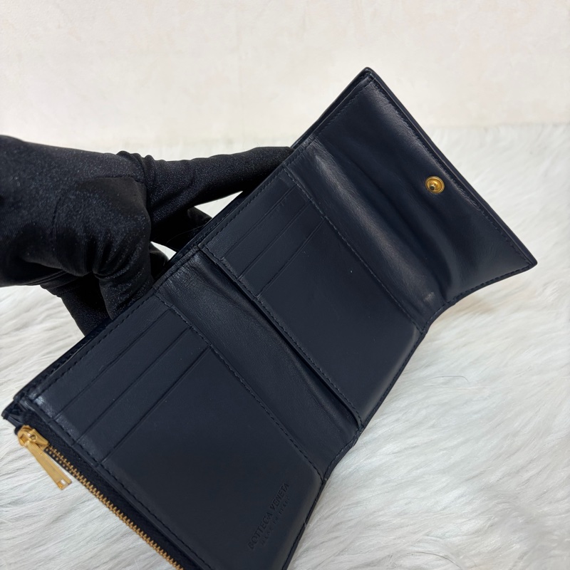 BOTTEGA VENETA BV 651372 黑色 小羊皮 編織 三折 拉鍊 零錢袋 短夾 皮夾-17