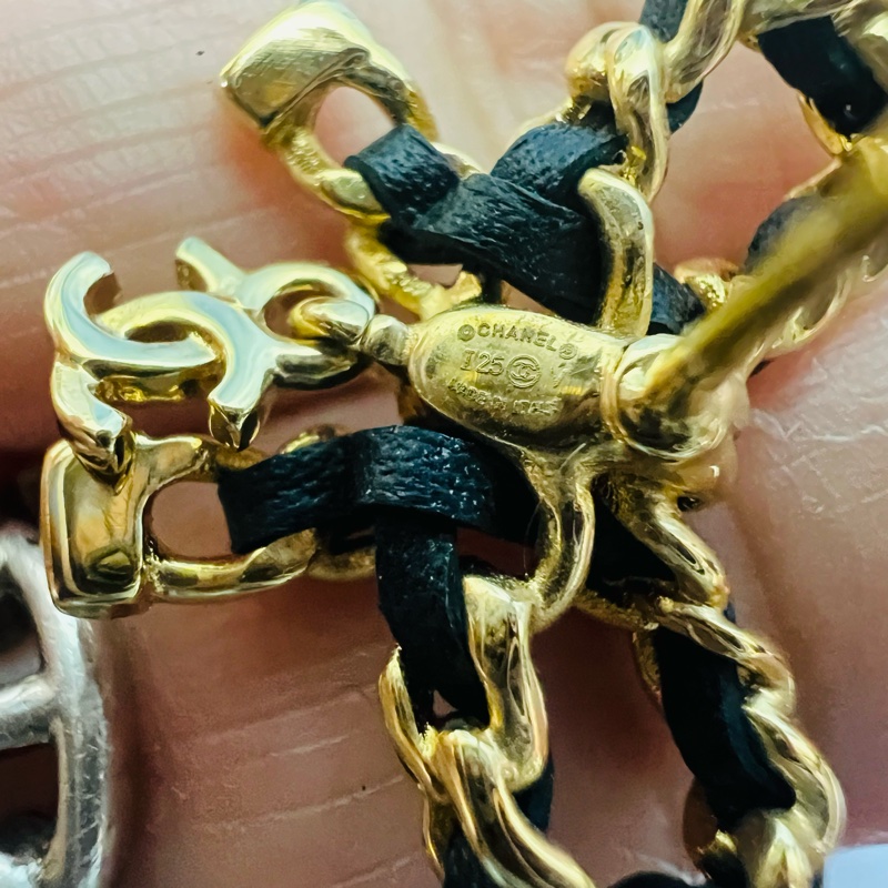 香奈兒皮穿鍊蝴蝶結雙c耳環-2