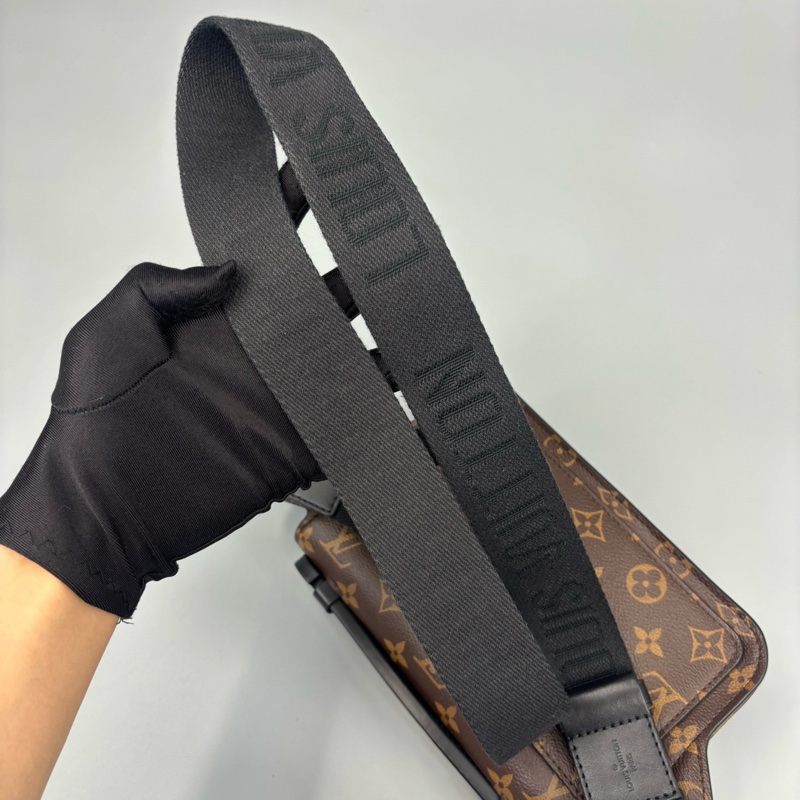 Louis Vuitton路易威登 老花S Lock Sling腰包 純芯片 尺寸21*15-5