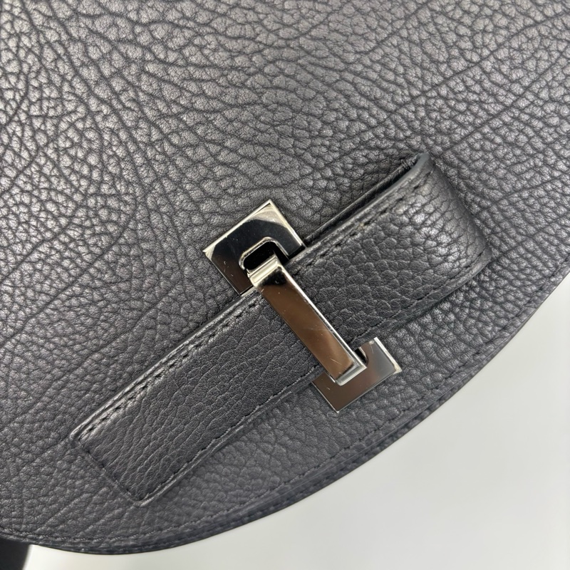 Delvaux 德爾沃 荔枝紋牛皮馬鞍斜挎包 尺寸19*15-5