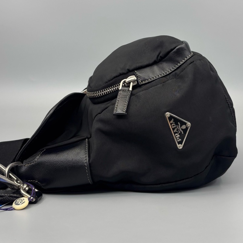 Prada 普拉達 黑色尼龍機車斜挎包 尺寸30*25-3