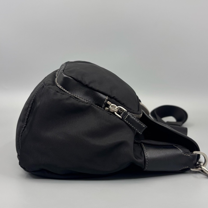 Prada 普拉達 黑色尼龍機車斜挎包 尺寸30*25-4