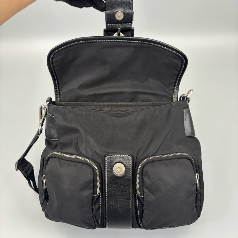 Prada 普拉達 黑色尼龍機車斜挎包 尺寸30*25-7