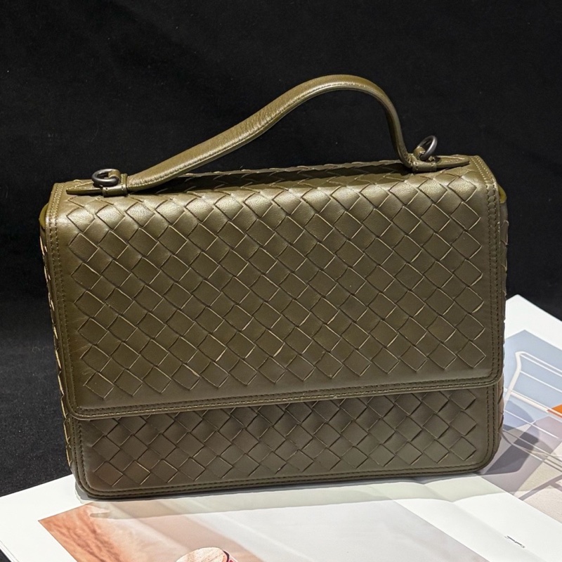 葆蝶Bottega Veneta 墨綠色 編織牛皮 郵差包-1