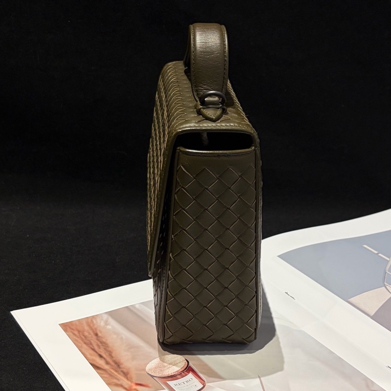 葆蝶Bottega Veneta 墨綠色 編織牛皮 郵差包-3