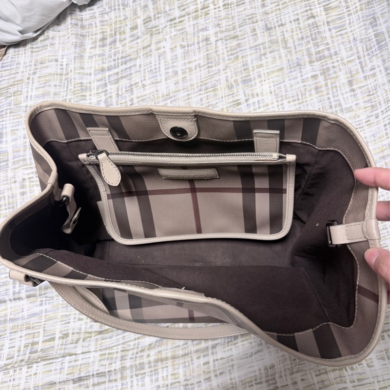 Burberry 奶茶色格紋托特包大容量 塗層防刮防潑水很耐用-1