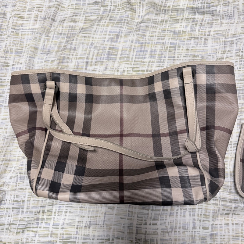 Burberry 奶茶色格紋托特包大容量 塗層防刮防潑水很耐用-4