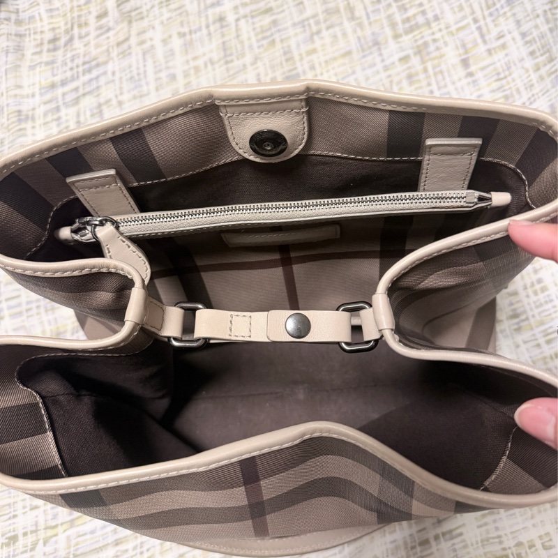 Burberry 奶茶色格紋托特包大容量 塗層防刮防潑水很耐用-13