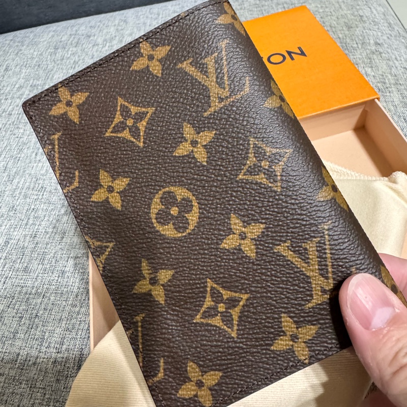 LV 老花護照套-0