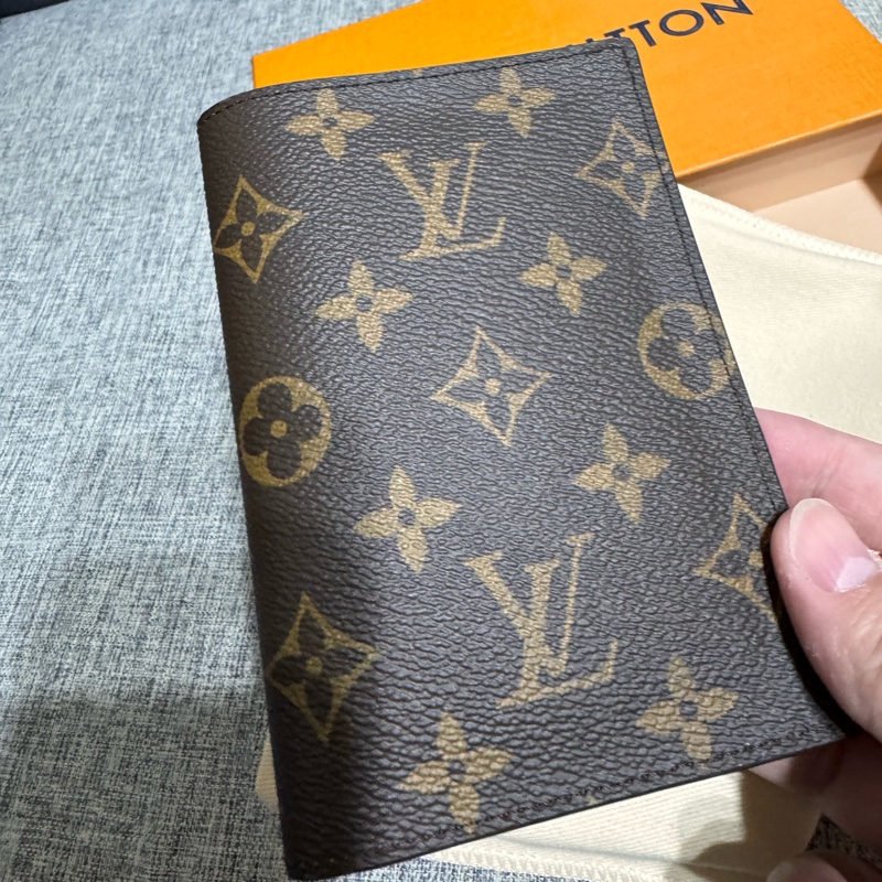 LV 老花護照套-6