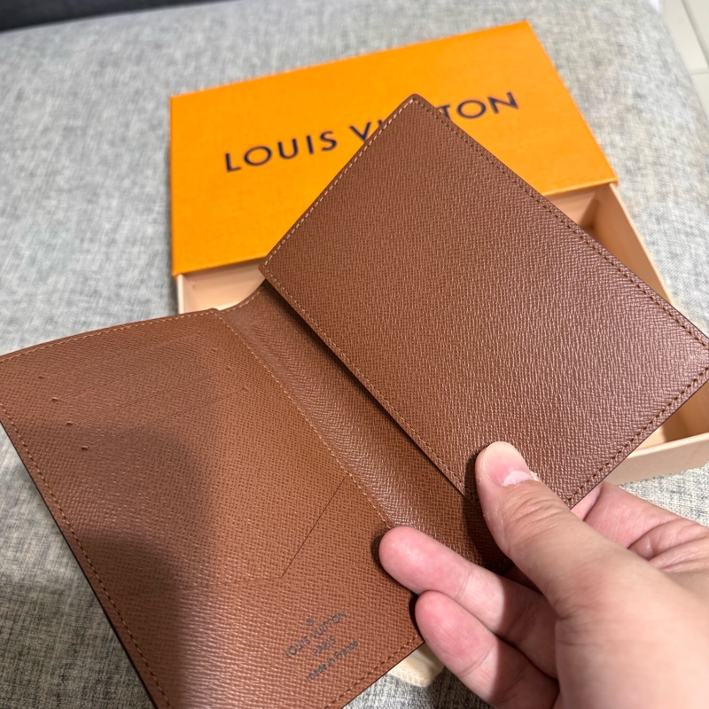 LV 老花護照套-11