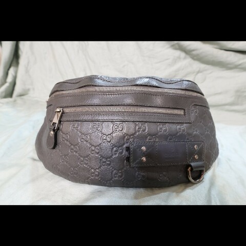 GUCCI 灰色 GUCCISSIMA皮革GG logo壓紋胸包　（guccissima 264409）