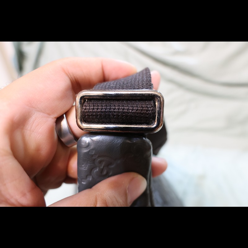 GUCCI 灰色 GUCCISSIMA皮革GG logo壓紋胸包　（guccissima 264409）-1