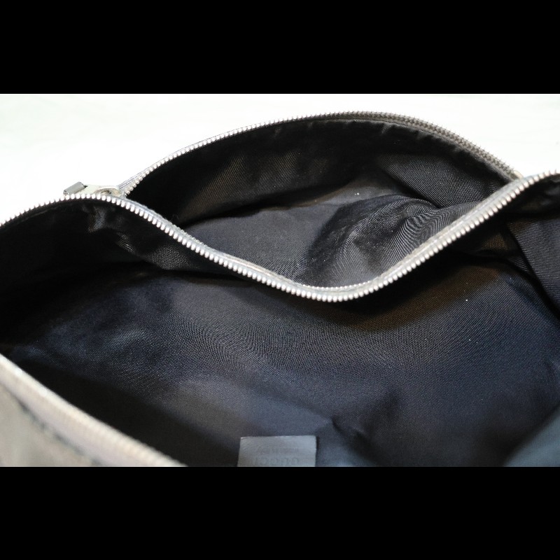 GUCCI 灰色 GUCCISSIMA皮革GG logo壓紋胸包　（guccissima 264409）-4