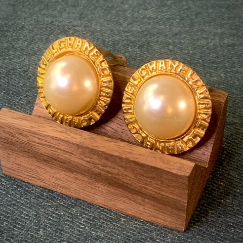 Chanel Vintage Earrings Gold Round White Costume Pearl Metal Ear Clips 香奈兒琉璃珍珠耳夾