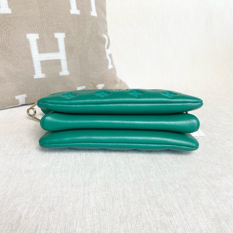 LV老花壓紋Coussin BB肩背包 芯片款 綠色牛皮 21*16*7 99新配件塵袋 肩帶 鏈條-5