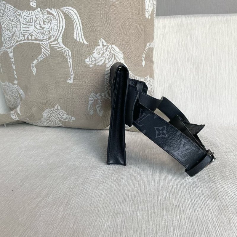 LV utility黑老花胸包腰包 9*17*3 98新配件可調節肩帶 塵袋-7
