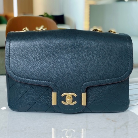 CHANEL 香奈兒 孟買系列黑金荔枝紋牛皮郵差包，