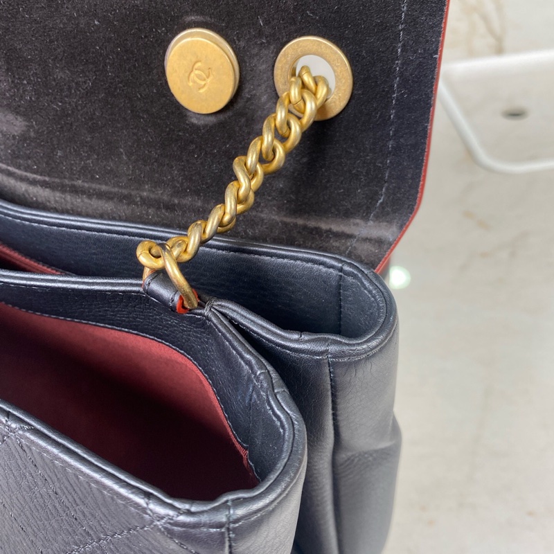 CHANEL 香奈兒 孟買系列黑金荔枝紋牛皮郵差包,-15
