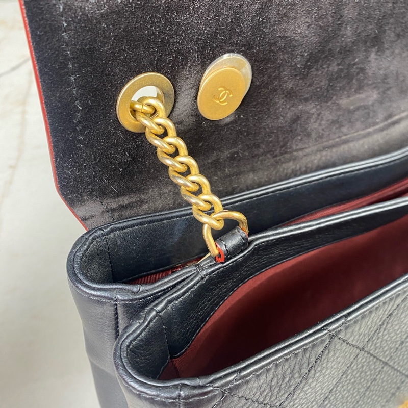 CHANEL 香奈兒 孟買系列黑金荔枝紋牛皮郵差包,-16