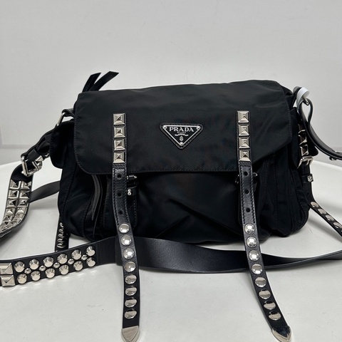 Prada 普拉達 黑色尼龍柳釘郵差包