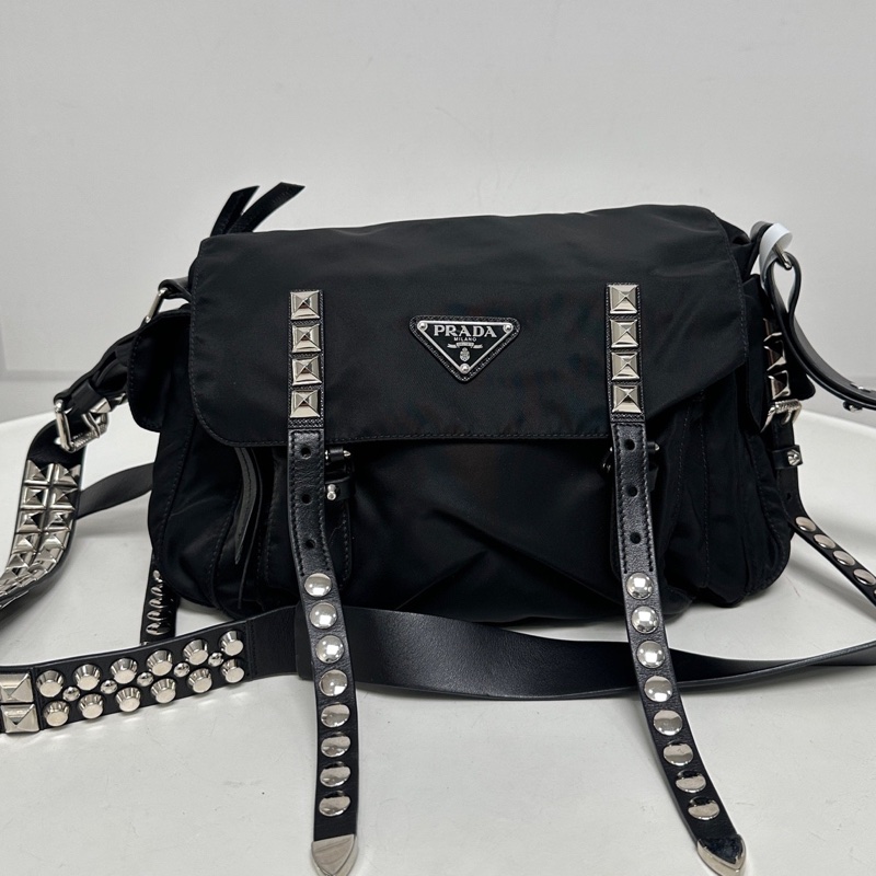 Prada 普拉達 黑色尼龍柳釘郵差包-0