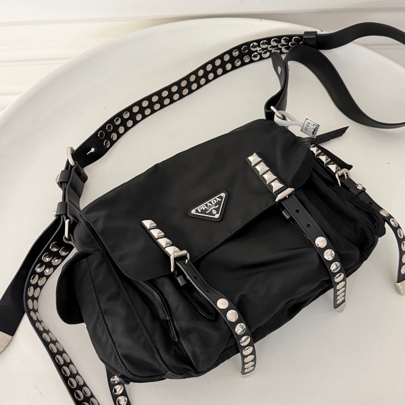 Prada 普拉達 黑色尼龍柳釘郵差包-1