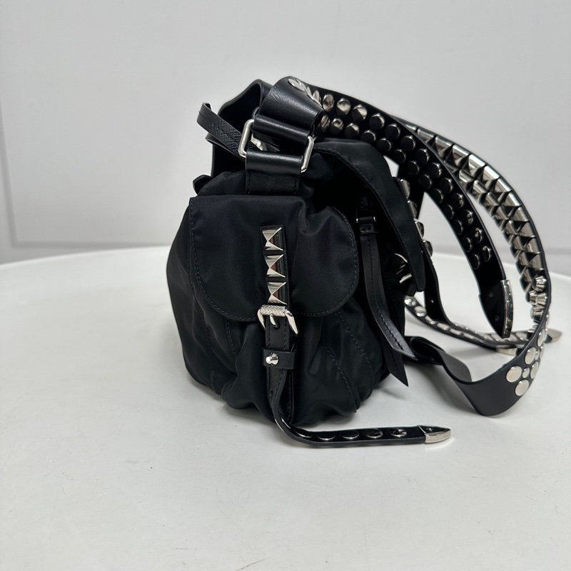Prada 普拉達 黑色尼龍柳釘郵差包-4