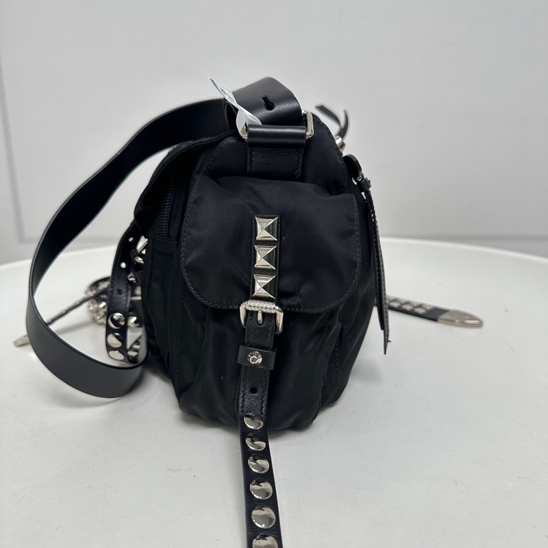 Prada 普拉達 黑色尼龍柳釘郵差包-5