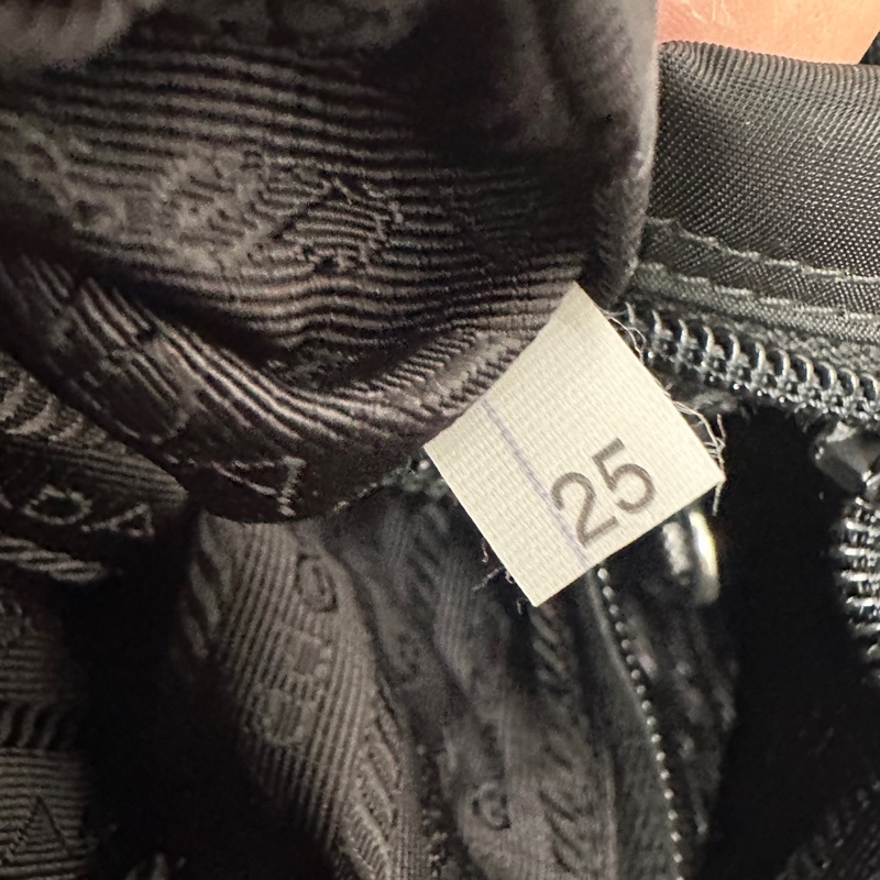 Prada 普拉達 黑色尼龍柳釘郵差包-7