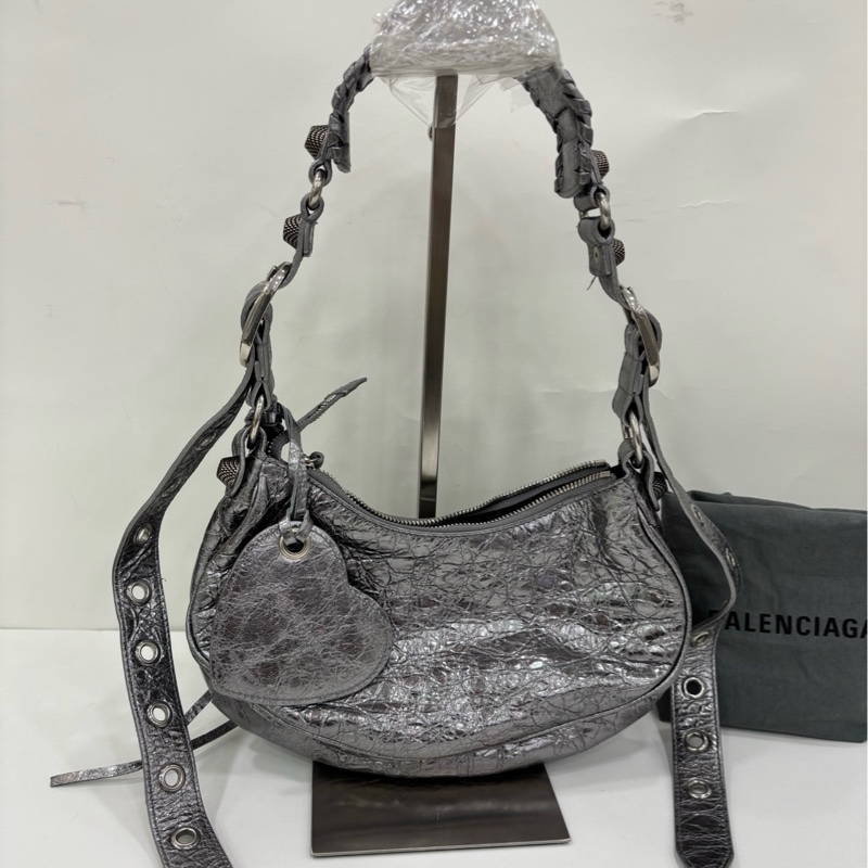 Balenciaga巴黎世家 Le Cagole 金屬光澤做舊銀色 ,月牙餃子機車包 愛心鏡子包 99新-1
