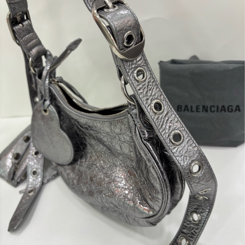 Balenciaga巴黎世家 Le Cagole 金屬光澤做舊銀色 ,月牙餃子機車包 愛心鏡子包 99新-2