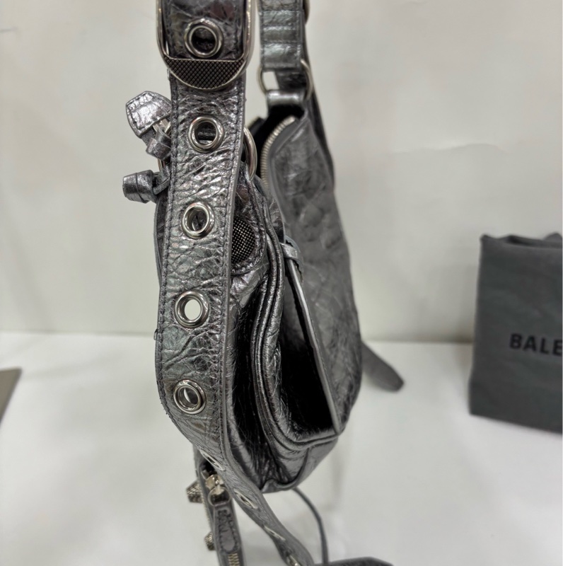 Balenciaga巴黎世家 Le Cagole 金屬光澤做舊銀色 ,月牙餃子機車包 愛心鏡子包 99新-3