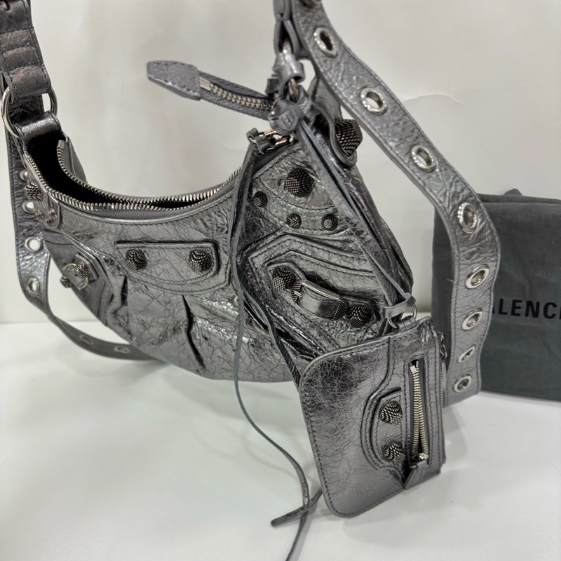 Balenciaga巴黎世家 Le Cagole 金屬光澤做舊銀色 ,月牙餃子機車包 愛心鏡子包 99新-4