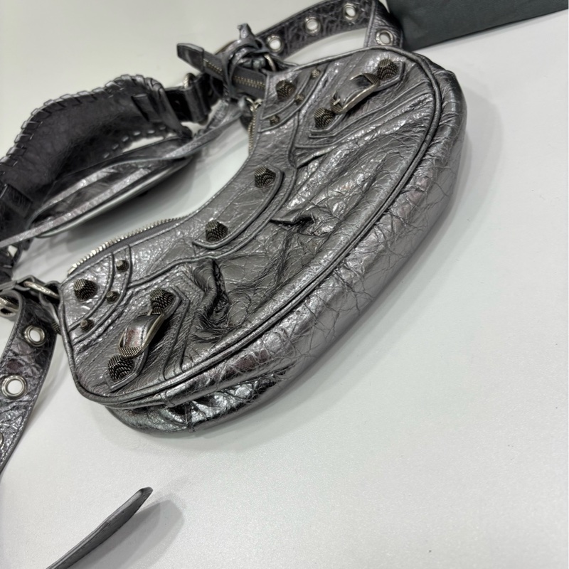 Balenciaga巴黎世家 Le Cagole 金屬光澤做舊銀色 ,月牙餃子機車包 愛心鏡子包 99新-6