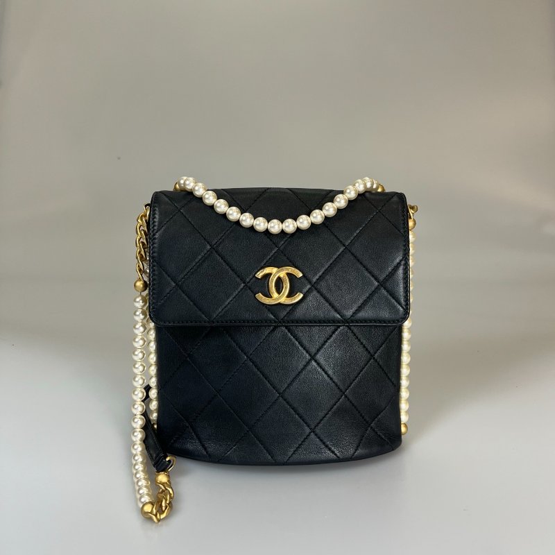 CHANEL 珍珠季節款肩背包羊皮黑-0