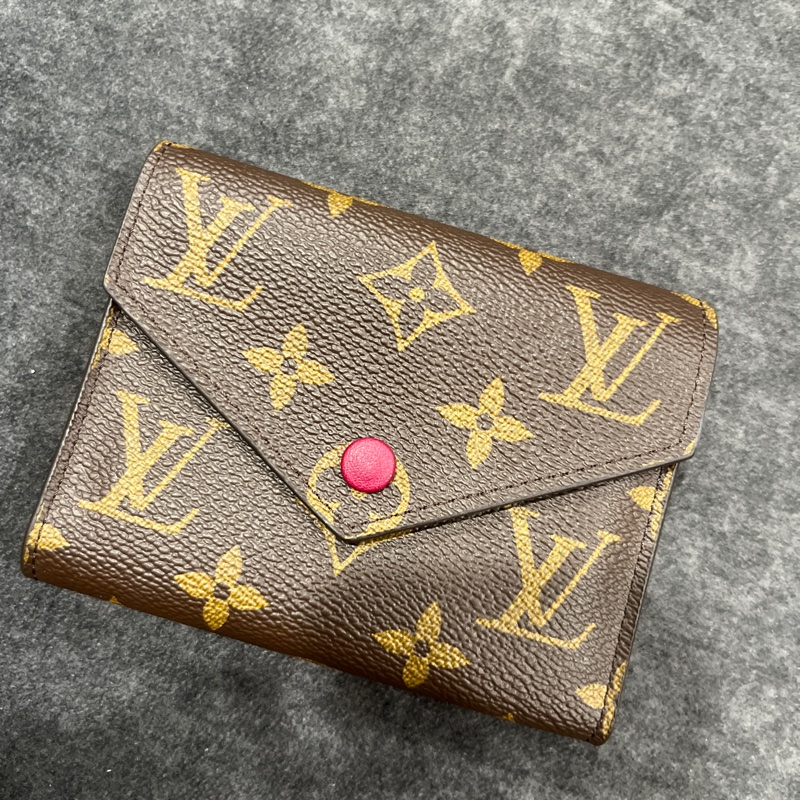 LV三折紅豆豆短夾-0