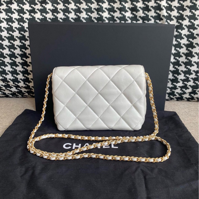 Chanel香奈兒白色珍珠水鑽字母金鍊方胖子包 字母logo鏈條的設計高級感滿滿 搭配珍珠鏈條設計仙氣十足 芯片款-1