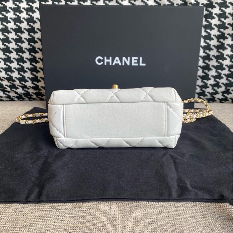 Chanel香奈兒白色珍珠水鑽字母金鍊方胖子包 字母logo鏈條的設計高級感滿滿 搭配珍珠鏈條設計仙氣十足 芯片款-2