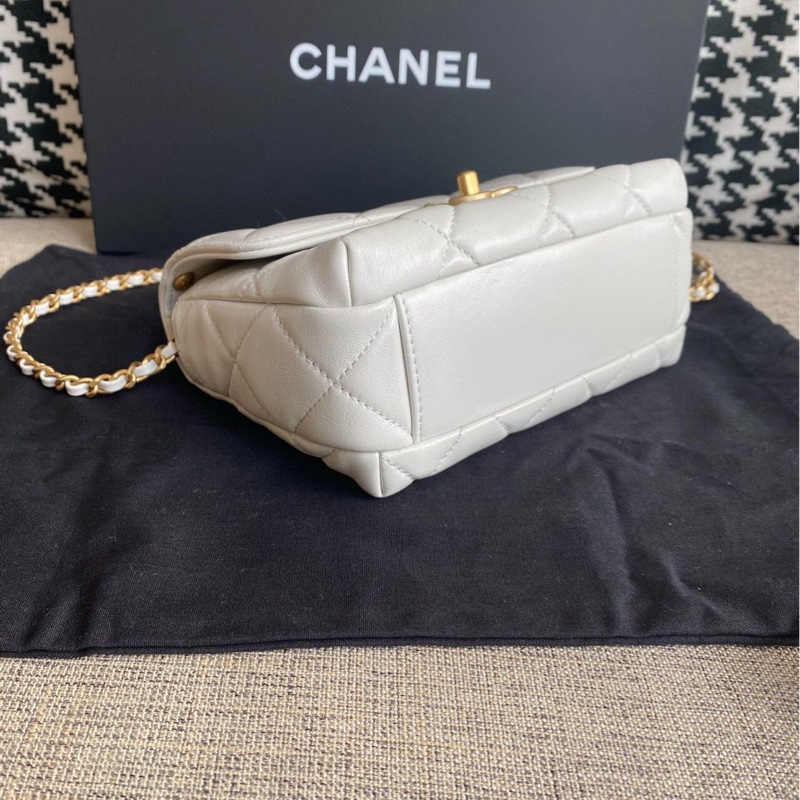 Chanel香奈兒白色珍珠水鑽字母金鍊方胖子包 字母logo鏈條的設計高級感滿滿 搭配珍珠鏈條設計仙氣十足 芯片款-3