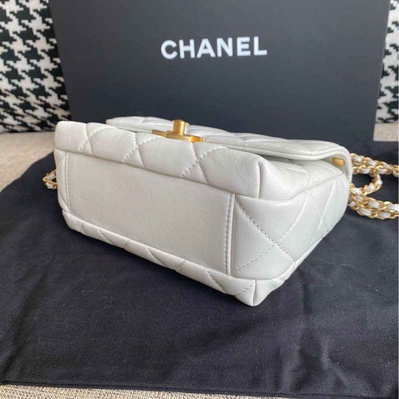Chanel香奈兒白色珍珠水鑽字母金鍊方胖子包 字母logo鏈條的設計高級感滿滿 搭配珍珠鏈條設計仙氣十足 芯片款-4