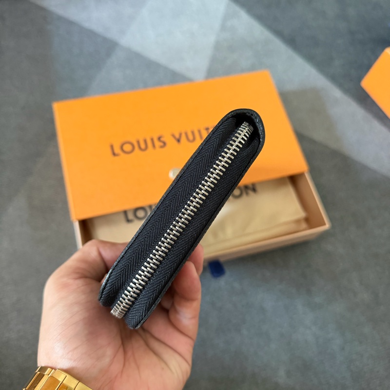 Lv水波紋拉鍊護照長夾-2