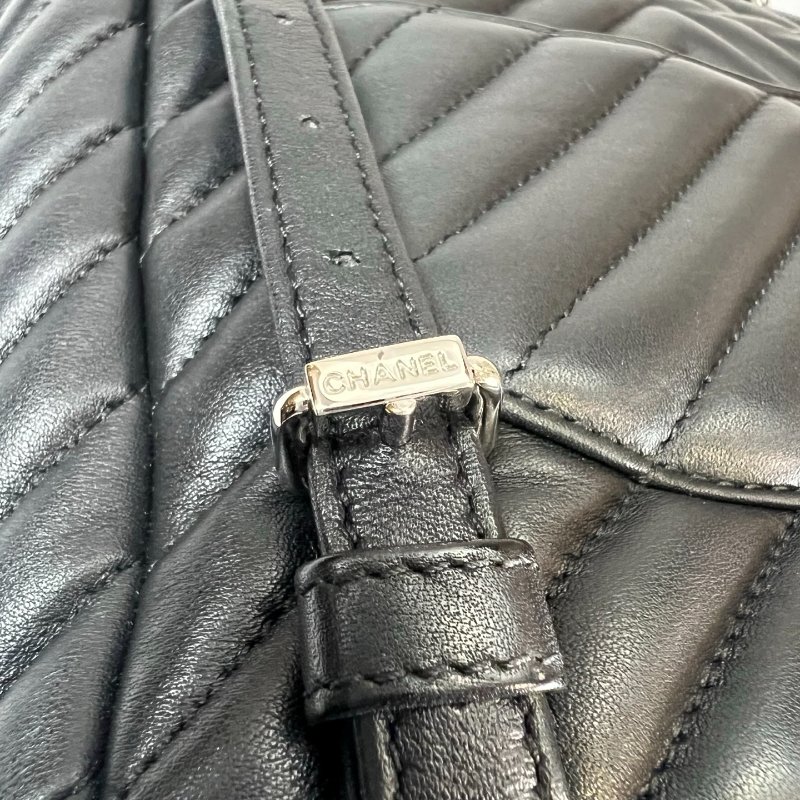 CHANEL CF後背包山型紋牛皮 黑銀 保卡款25開-12